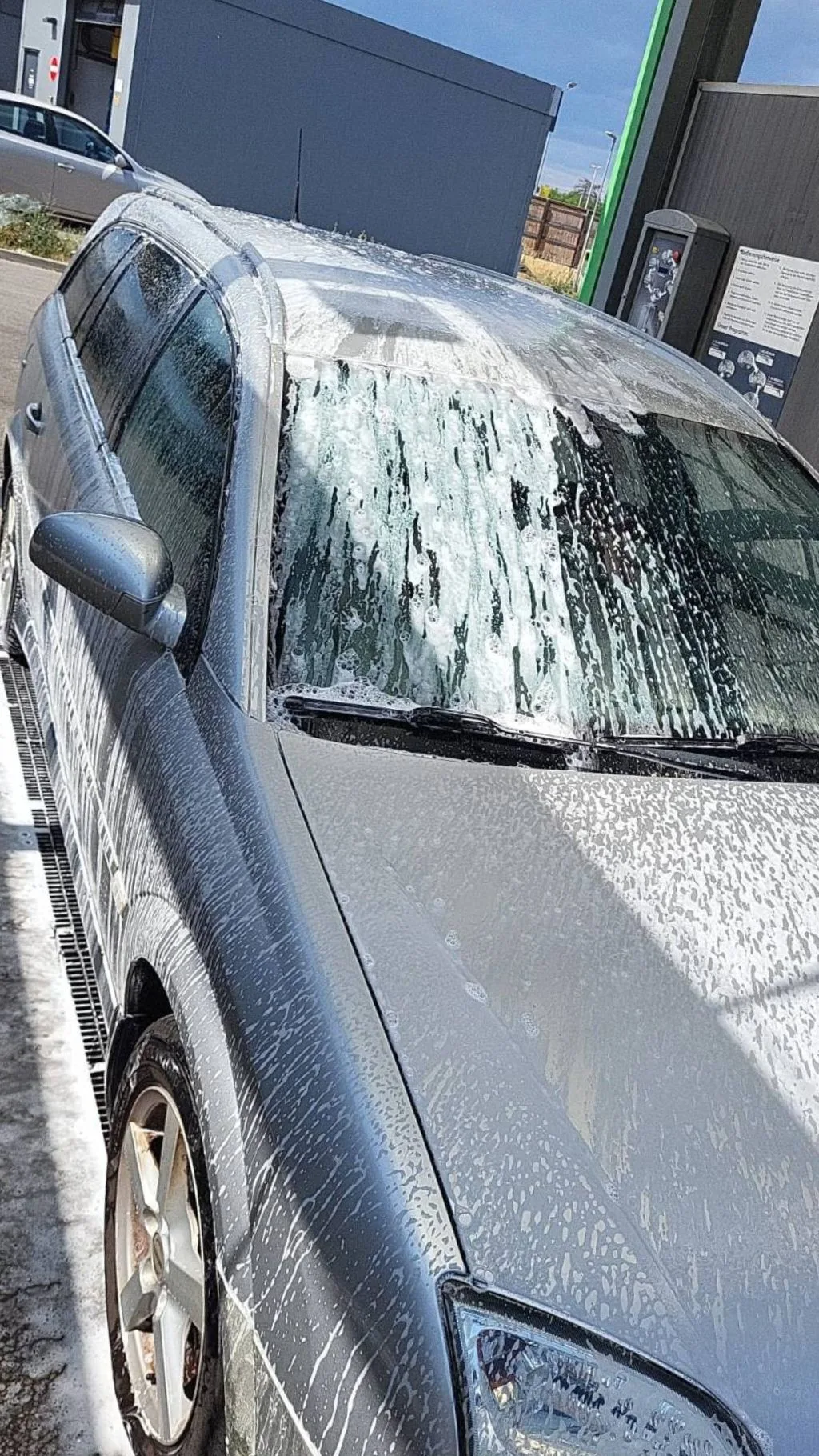 Fahrzeug mit Aktivschaum in einer Waschbox