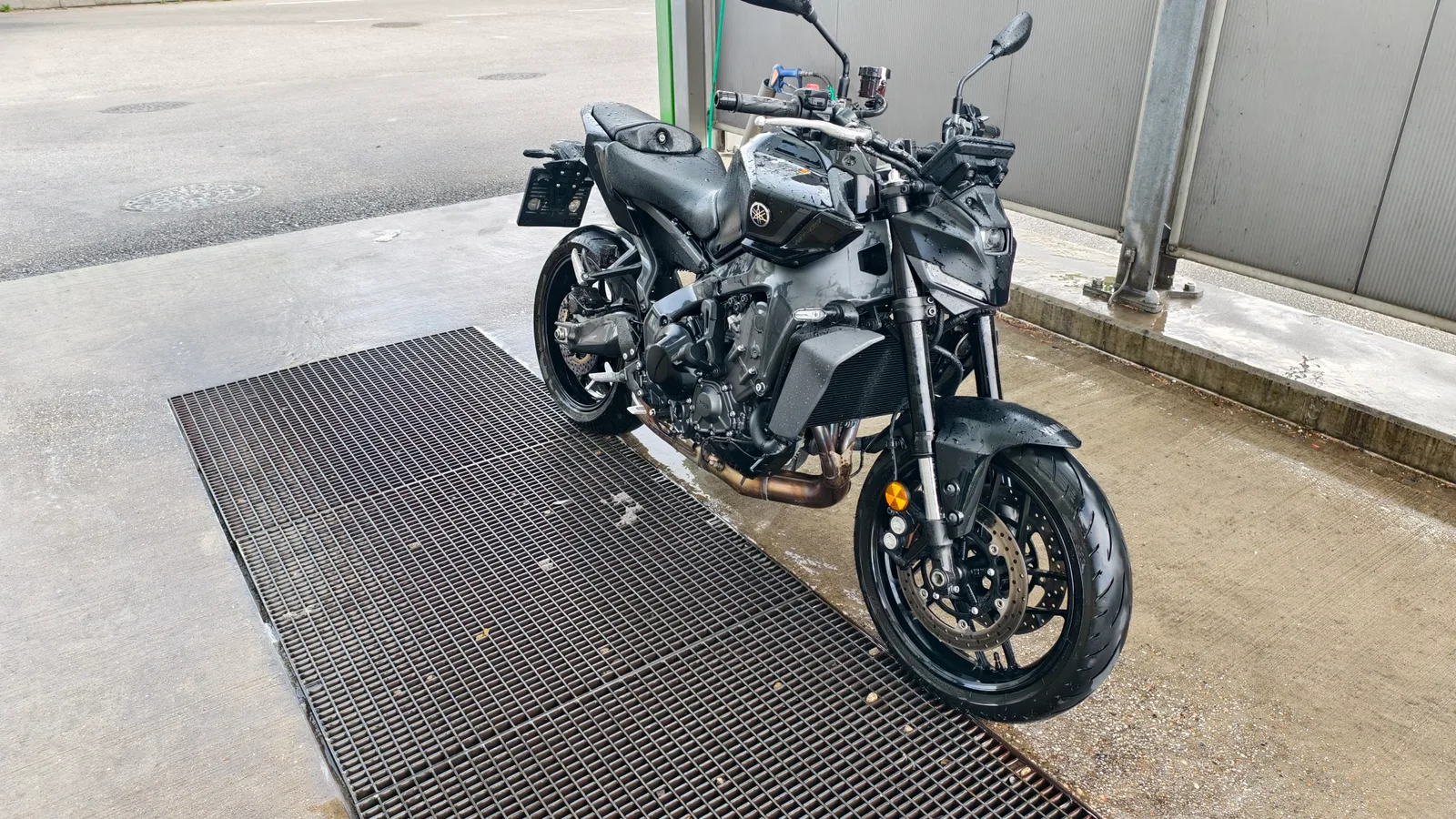 Gereinigtes Motorrad in einer Waschbox
